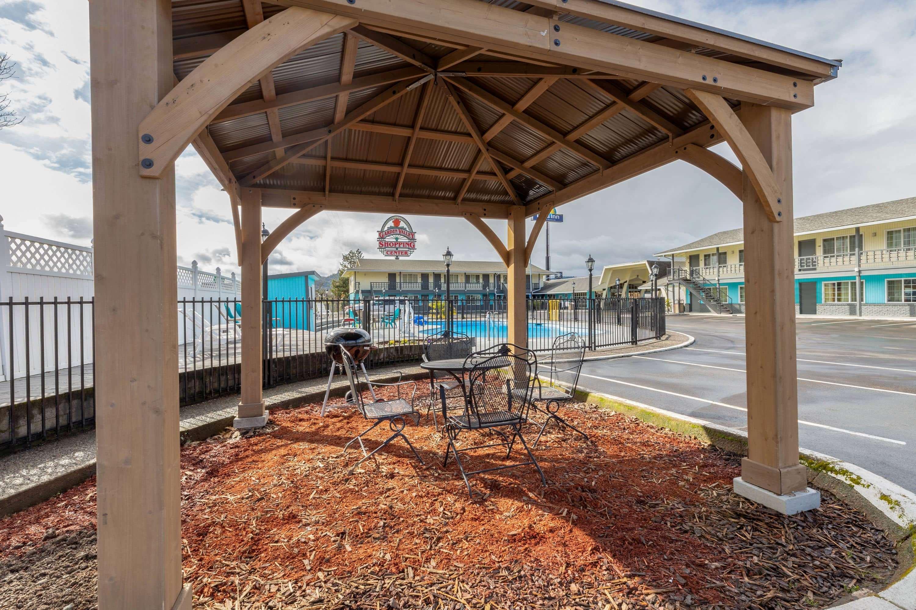 Rosewood Inn & Suites Roseburg Exterior foto